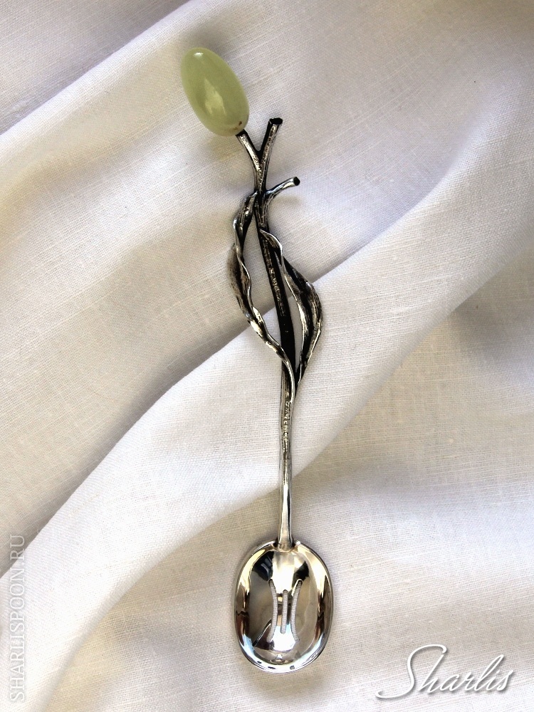<b> Черенок этой серебряной ложечки выполнен в форме веточки оливкового дерева, а наконечник - самая настоящая оливка, только из оникса.</b><br />
 (Нажмите чтобы увеличить)